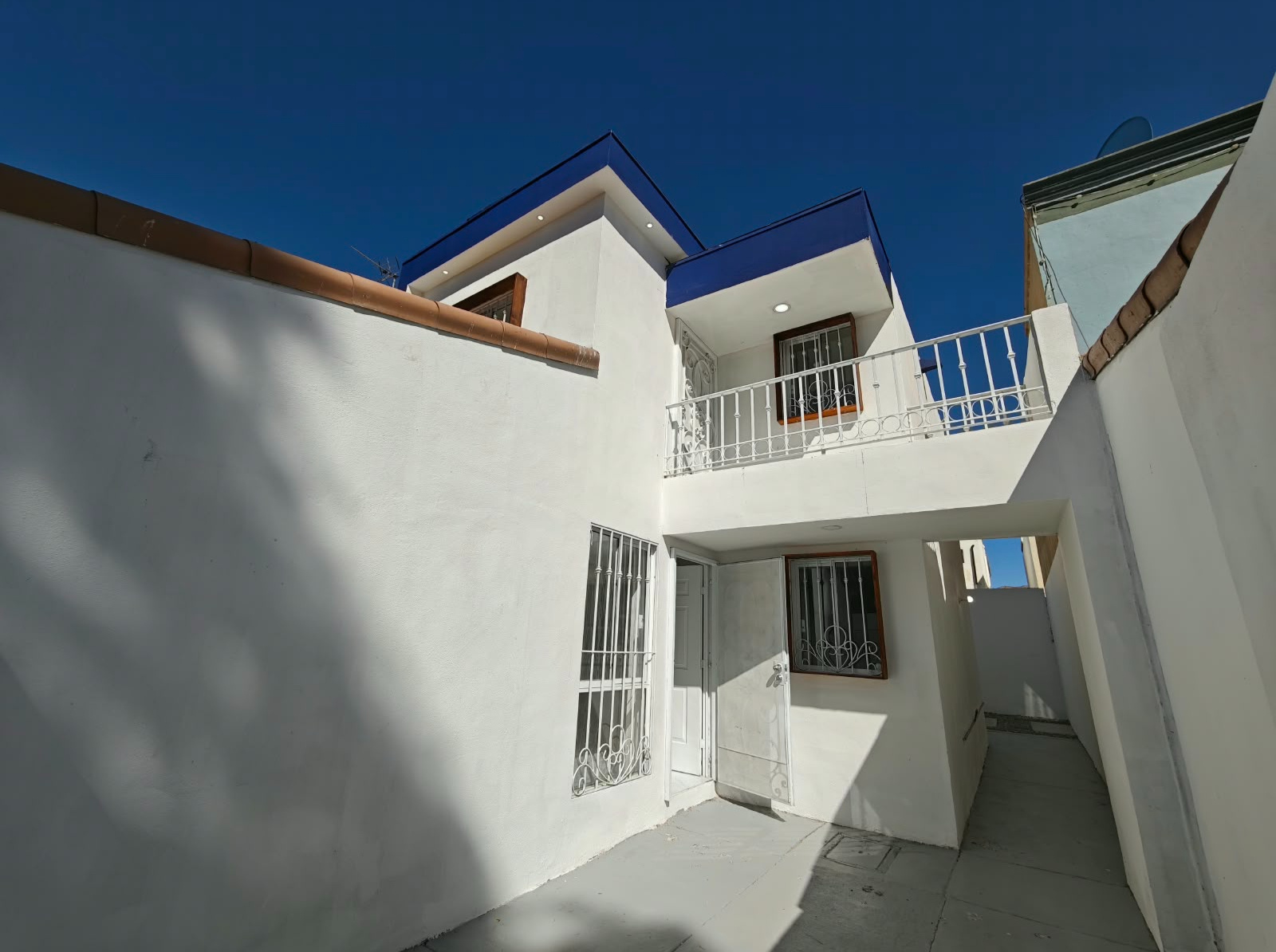 🏡 ¡CASA TOTALMENTE REMODELADA EN VENTA! 📍 Ubicación: Privada Framboyanes, Ribera del Bosque, Tijuana. 💲 Precio: $2,250,000 MXN 💳 Formas de pago: Aceptamos crédito bancario, Infonavit y pago de contado. (Te apoyamos con el trámite sin costo). ✨ Estilo M